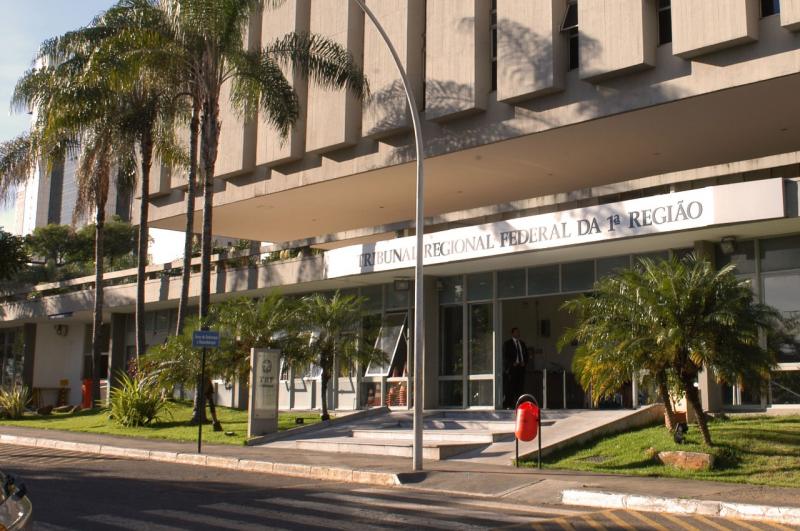 Candidato com nível de escolaridade superior ao exigido no edital de concurso público tem direito à posse em cargo de nível médio 