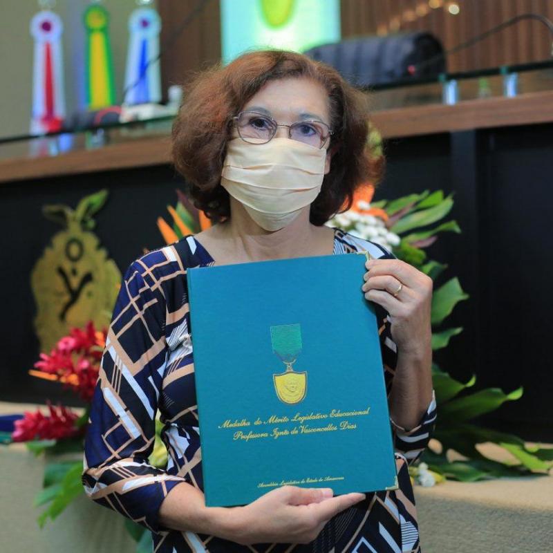 Saullo Vianna homenageia fundador da Fapeam com Medalha do Mérito Educacional