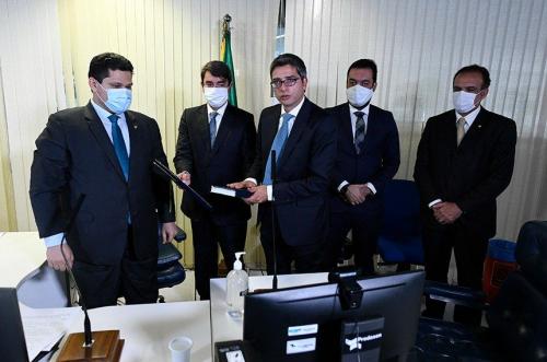 Suplente de Arolde de Oliveira, Carlos Portinho toma posse no senado