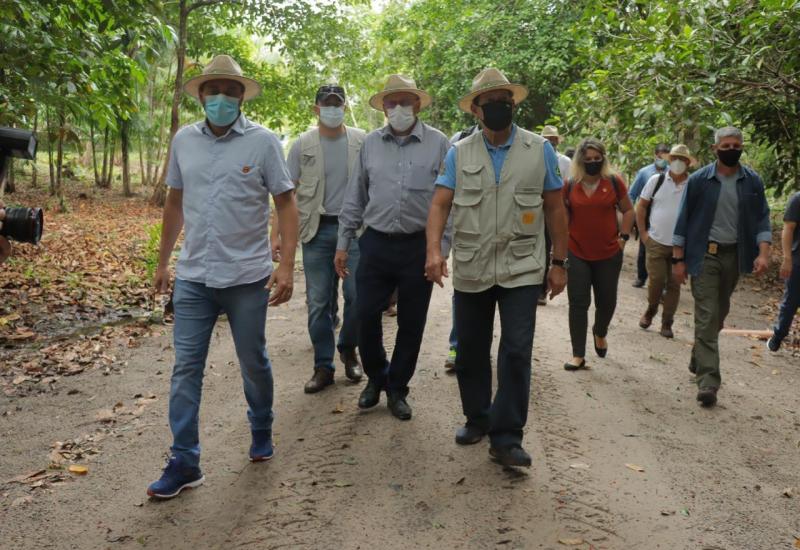 Governador Wilson Lima, vice-presidente Mourão e comitiva visitam fazenda-modelo em Iranduba