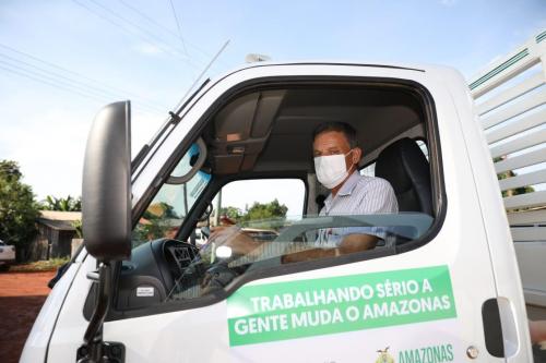 Wilson Lima entrega veículos para impulsionar escoamento da produção rural de Apuí