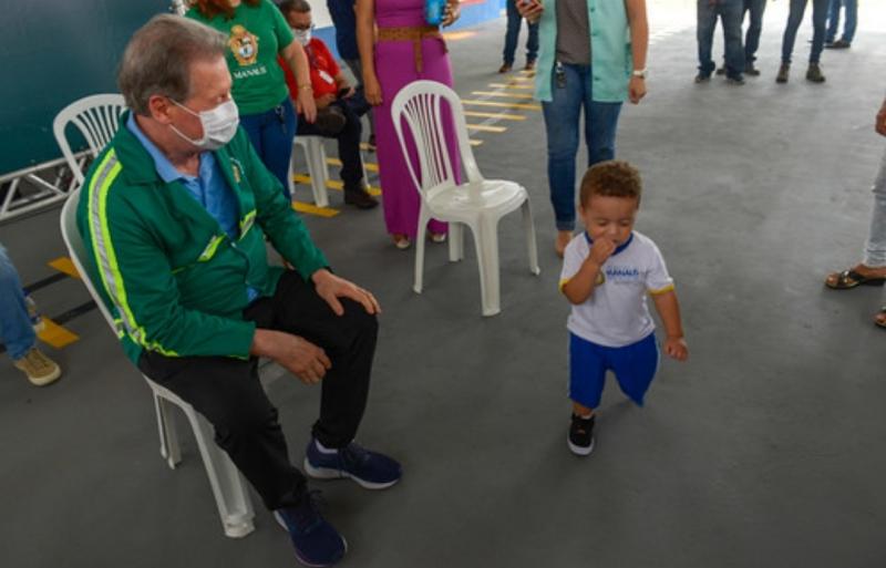 Prefeito Arthur vai pagar 14º e 15º salários aos servidores do infantil e EJA em Manaus 