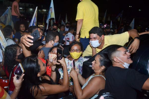 Bi Garcia encerra campanha com a maior carreata de Parintins Bi Garcia encerra campanha com a maior carreata de Parintins
