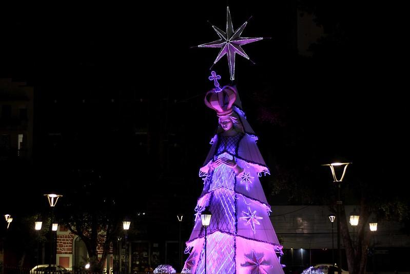 ‘NATAL DO ABRAÇO’ - Prefeitura de Manaus acende primeira das quatro grandes árvores natalinas que a cidade terá