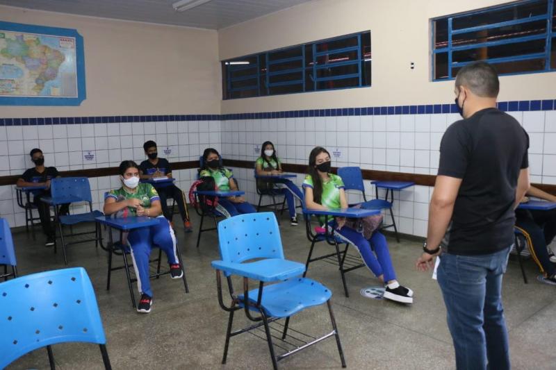 Mais de 12 mil estudantes de Manacapuru retornam às aulas presenciais, nesta segunda-feira (23/11)