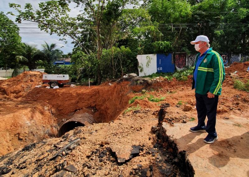 Prefeito pede compreensão e estima fim dos trabalhos em 20 dias na avenida Mário Ypiranga