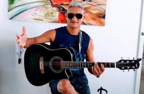 Compositor Cezar Moraes respira sem ajuda de aparelho e está acordado na UTI