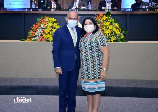 Cabo Maciel homenageia Elenize Holanda com Medalha da Ordem do Mérito Legislativo 