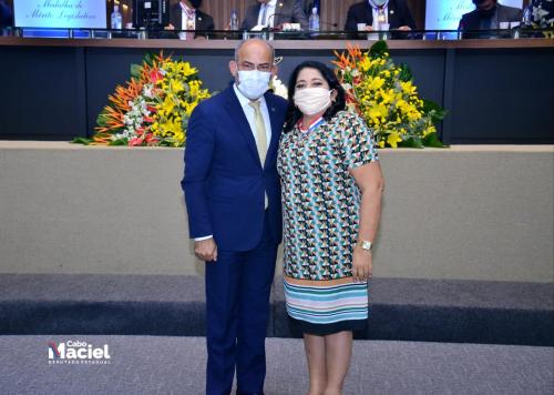 Cabo Maciel homenageia Elenize Holanda com Medalha da Ordem do Mérito Legislativo 