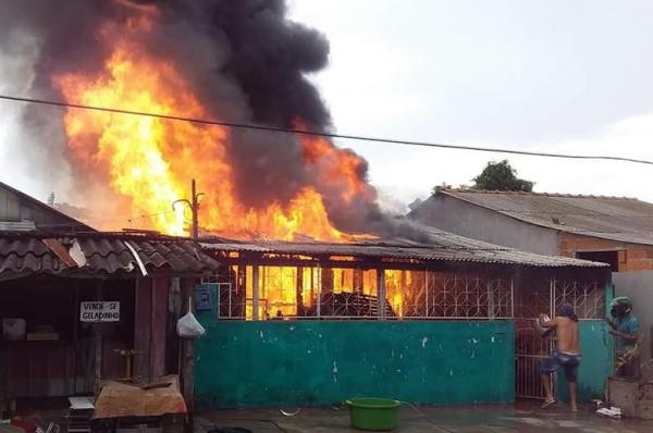 Incêndio destrói residência e deixa casal e as filhas sem nada
