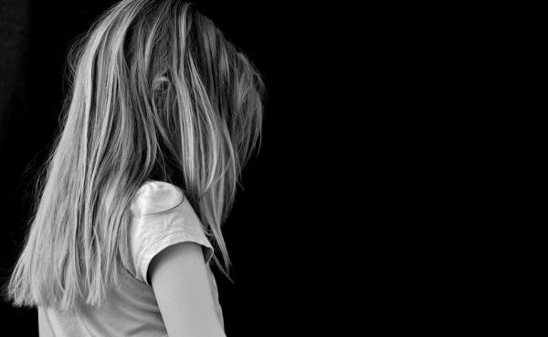 Mãe ajudava padrasto amarrar e estuprar a própria filha desde 14 anos 