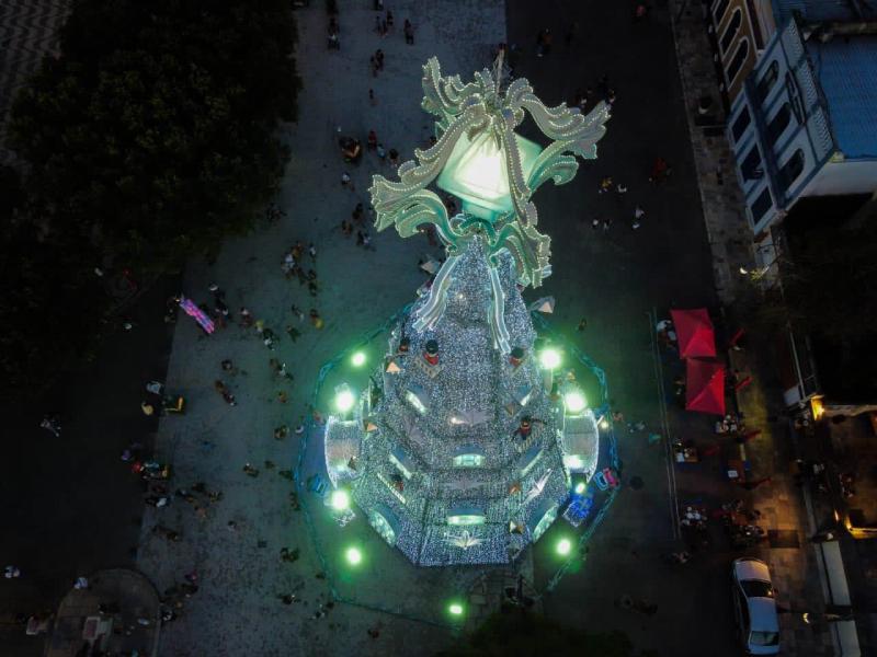 Árvore de Natal é a principal atração turística do Centro Histórico de Manaus neste fim de ano