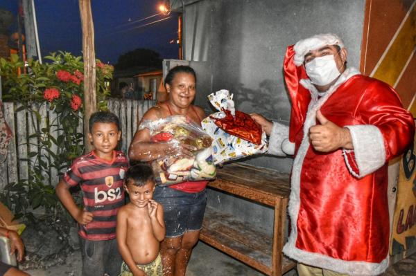 Boi Garantido entrega cestas básicas do projeto “Luzes Rubras – Um Natal Garantido”.