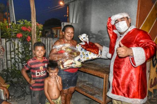 Boi Garantido entrega cestas básicas do projeto “Luzes Rubras – Um Natal Garantido”.