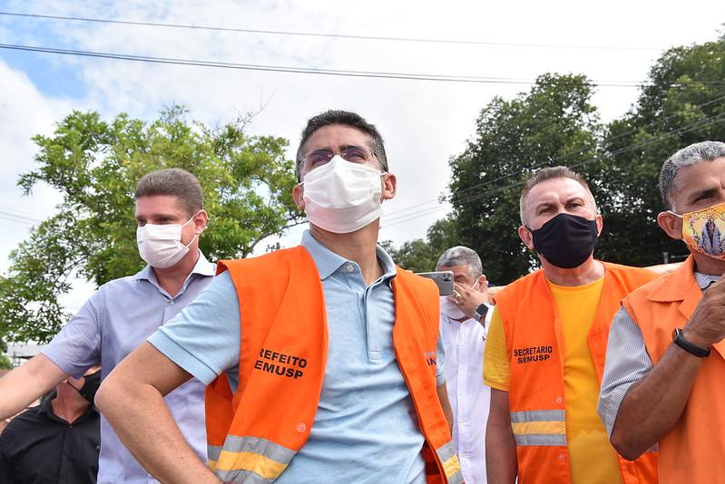 Prefeito David anda de ônibus, visitas feirantes, fiscaliza obras e faz mutirão de limpeza no Novo Aleixo  