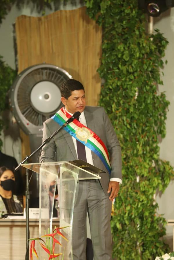 Durante posse Bi Garcia anuncia que em março começa a implantar UTI em Parintins  