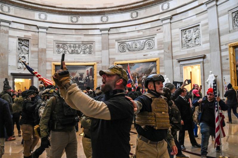 'Autogolpe de Trump fracassou por não ter apoio militar', diz Stephen Levitsky, autor de Como as Democracias Morrem 'Autogolpe de Trump fracassou por não ter apoio militar', diz Stephen Levitsky, autor de Como as Democracias Morrem