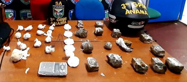 Dupla é presa pela polícia por ligação com tráfico de drogas em Anamã Dupla é presa pela polícia por ligação com tráfico de drogas em Anamã