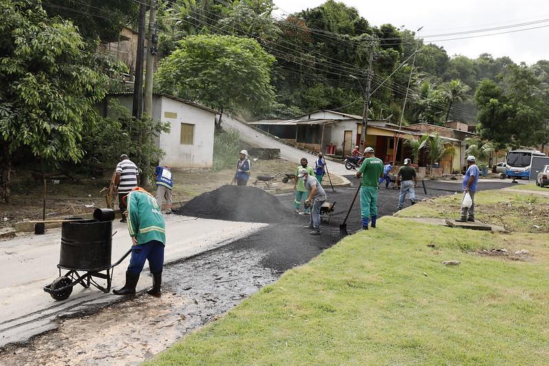 Colônia Antônio Aleixo recebe mutirão de tapa-buracos e limpeza 