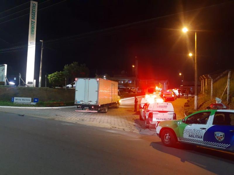 Forças de segurança apreendem caminhão transportando 33 cilindros de oxigênio, em Manaus