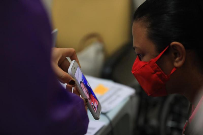 Familiares fazem ‘visita virtual’ a pacientes internados com Covid-19 no Hospital 28 de Agosto