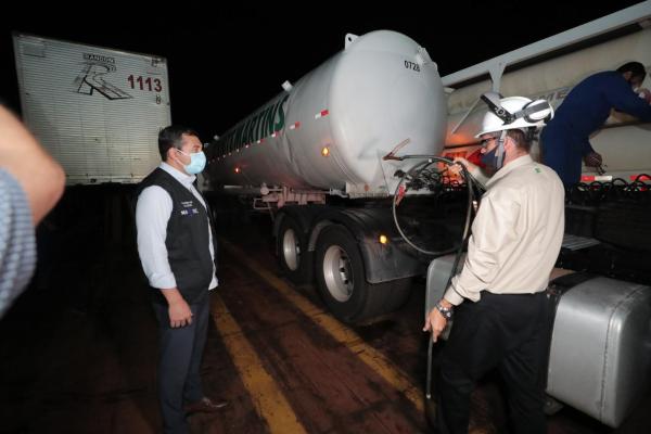 Durante a madrugada, Wilson Lima recebe mais 70 mil litros de oxigênio para restabelecer o abastecimento nos hospitais do Amazonas 