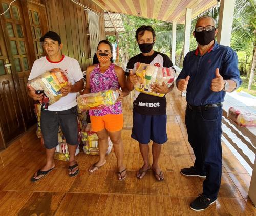 Vereador Fernando Menezes entrega cestas básicas para famílias do Parananema 