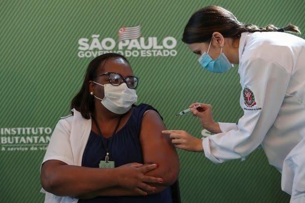 'Não tenham medo', diz Mônica Calazans, 1ª pessoa a ser vacinada no Brasil