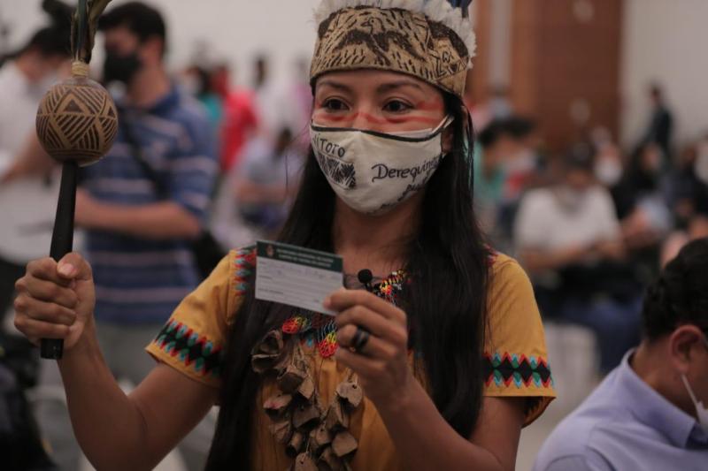 É profissional de saúde e indígena a primeira imunizada contra Covid-19 no Amazonas