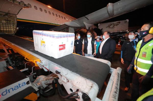 Wilson Lima recebe lote de 132,5 mil doses da vacina da AstraZeneca