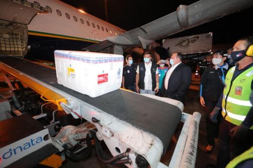 Wilson Lima recebe lote de 132,5 mil doses da vacina da AstraZeneca