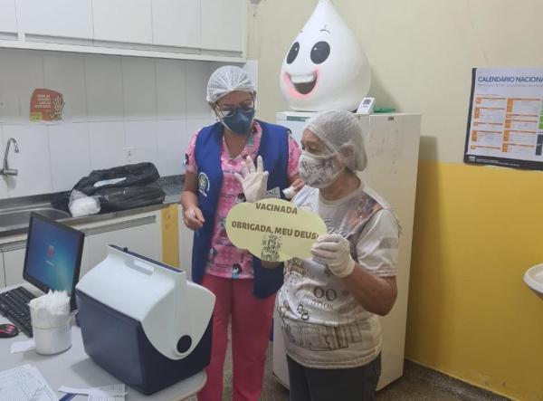 Idalzira Góes 83 anos, primeira idosa a receber vacina contra o  Coronavírus na UBS Dom Arcângelo, em Parintins 