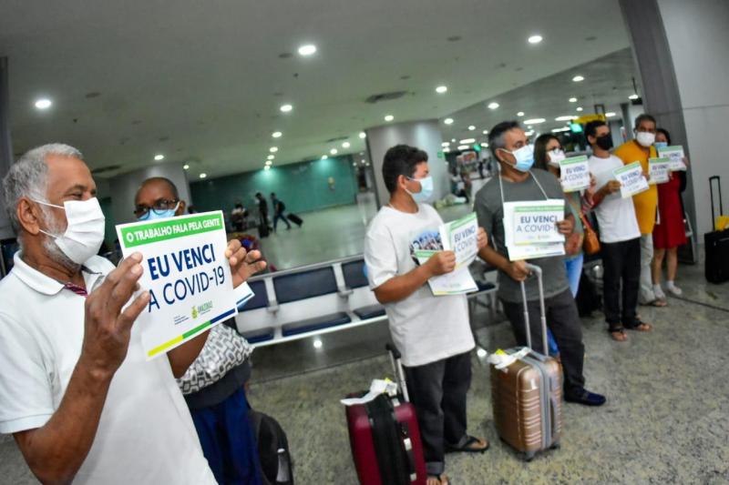 Recuperados da Covid-19, mais 15 pacientes retornam a Manaus