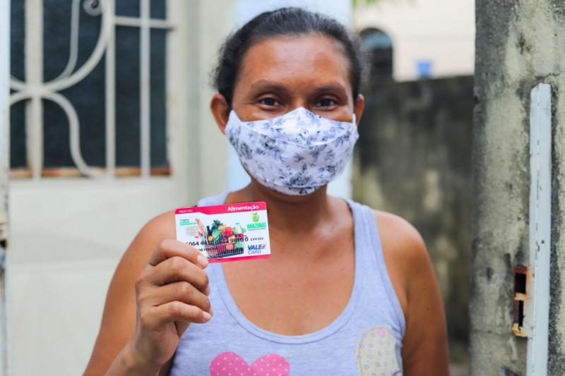 Diarista do Aleixo é a primeira chefa de família a receber o Auxílio Estadual
