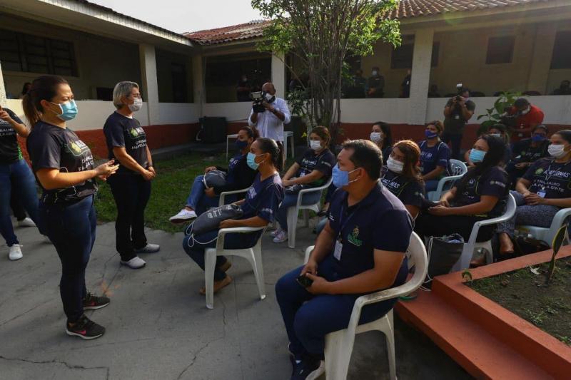 Equipes do Governo do Estado iniciam entrega do Cartão Auxílio Estadual na capital