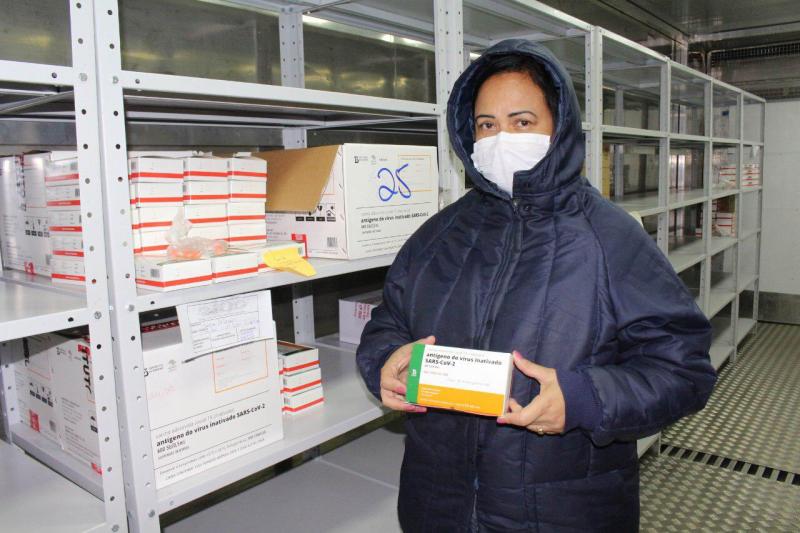 Pessoas que tomaram a 1ª dose da vacina devem continuar usando máscara e manter cuidados para evitar a Covid-19 