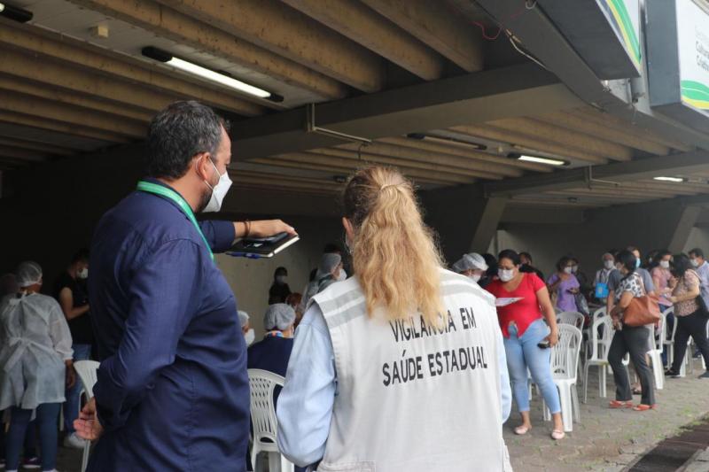 FVS-AM apoia vacinação de profissionais da saúde no Sambódromo de Manaus