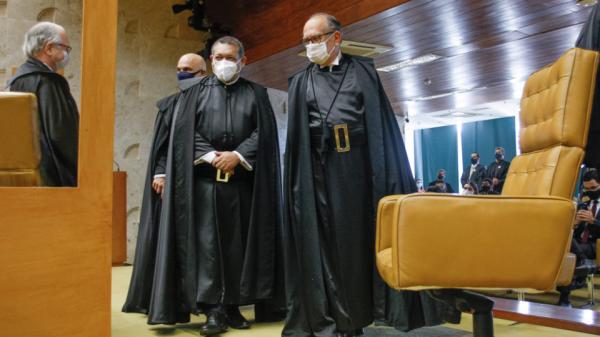 Férias em excesso do Judiciário e do Legislativo 