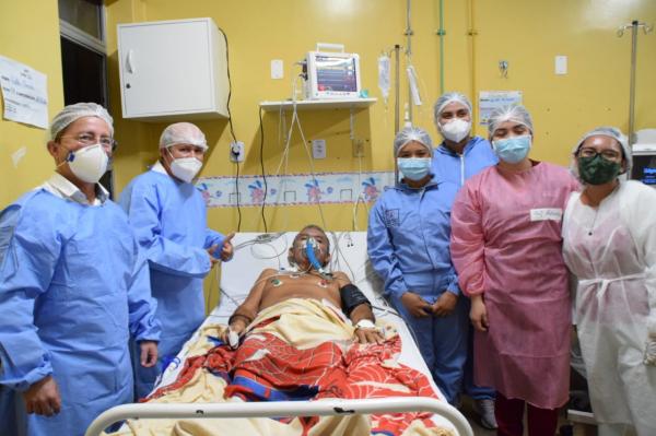 Extubação de paciente é comemorada em hospital de Parintins