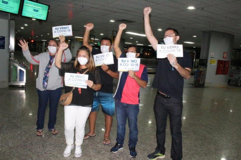 Vida nova: recuperados da Covid-19, mais seis pacientes retornam ao Amazonas, após tratamento em outros estados Vida nova: recuperados da Covid-19, mais seis pacientes retornam ao Amazonas, após tratamento em outros estados