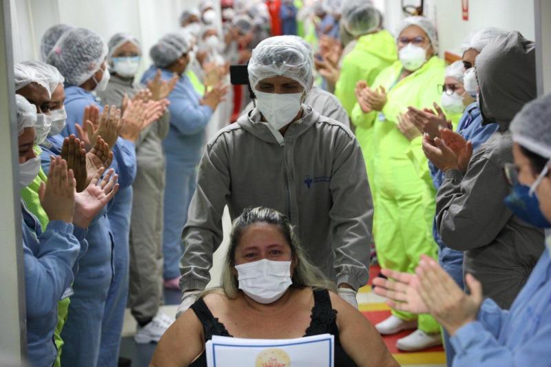 Mais de 4.500 altas médicas no Hospital Delphina Aziz com mega corredor formado por profissionais de saúde Mais de 4.500 altas médicas no Hospital Delphina Aziz com mega corredor formado por profissionais de saúde