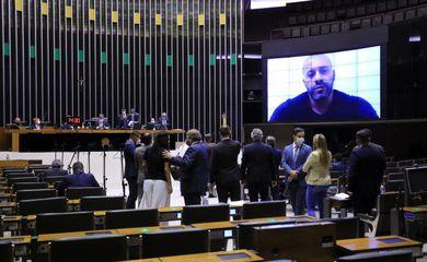 Câmara mantém prisão de Daniel Silveira por 364 votos a favor 