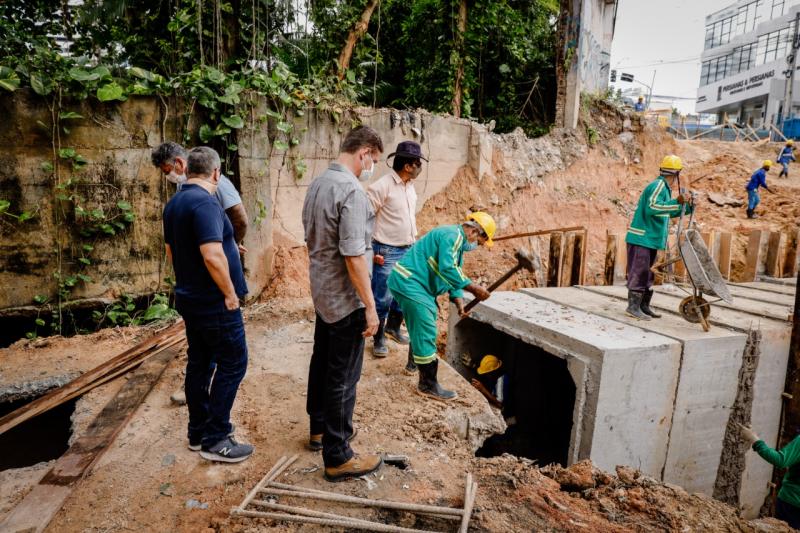 David Almeida e Marcos Rotta fiscalizam obras da João Valério e dobram número de servidores para acelerar a recuperação da via