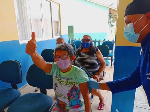 Felicidade dos Idosos da zona rural ao tomar vacina contra Coronavírus 