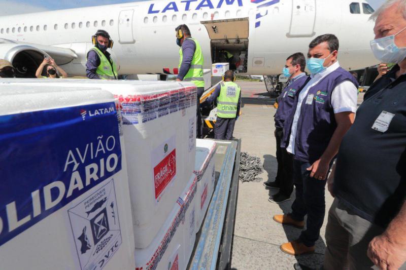 Wilson Lima recebe a segunda maior remessa de vacinas contra a Covid-19 já enviada ao Amazonas com 221,8 mil doses