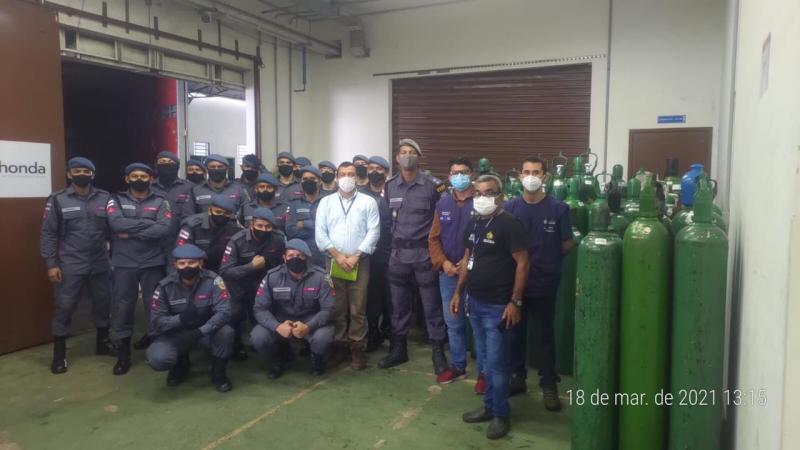 Alunos soldados da Polícia Militar do Amazonas dão apoio no transporte de cilindros de oxigênio para envio a outro estado