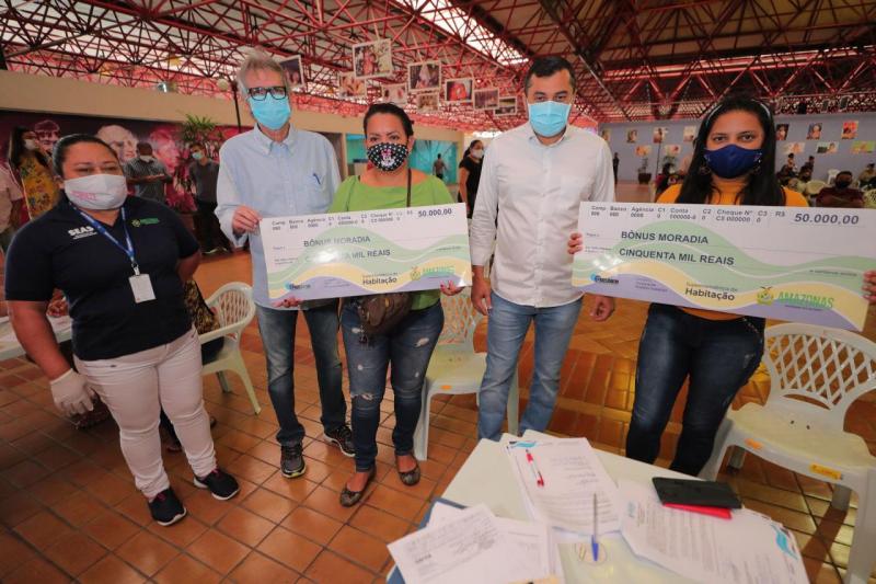 Governador Wilson Lima entrega mais de R$ 4 milhões em indenizações para beneficiários do Prosamim do Igarapé do Quarenta