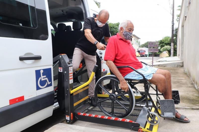 Pacientes do Centro de Reabilitação da Policlínica Codajás passam a contar com transporte adaptado, o TransportaCER
