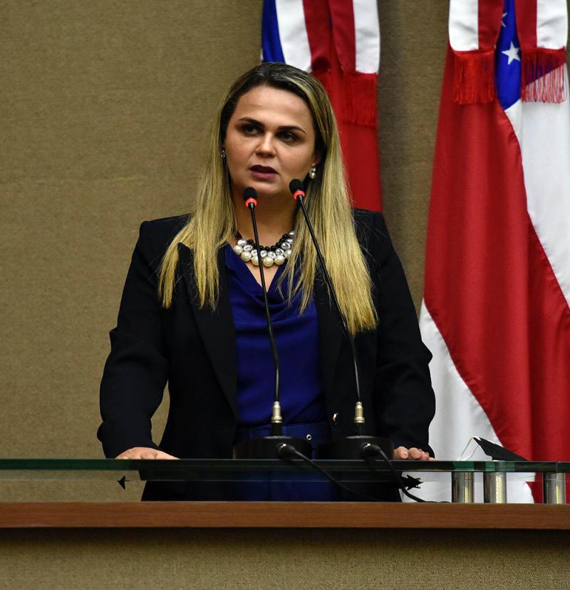 Delegada-geral Emília Ferraz anuncia criação da nova sede da DERCC, durante sessão especial na Aleam