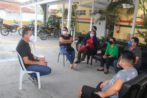 Mateus Assayag reúne com donos de embarcações e fiscaliza obra na Baixa da Xanda 